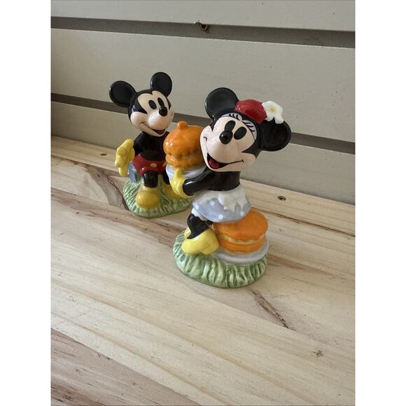 Disney Gibson Mickey Mouse Salt & Pepper Shakers New - Picture 3 of 8